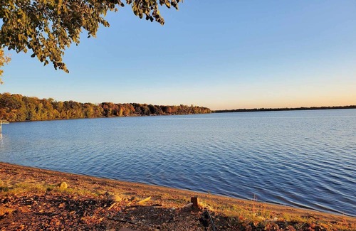 Chisago City Cabina | 40 Min from the cities, 4 ft from the shore! Sandy beach. Fish off the dock!