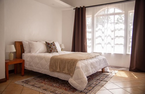 Langata Casa | Spacious house with comfortable rooms, a beautiful garden and a large pool.