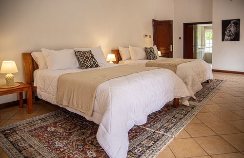Langata Casa | Spacious house with comfortable rooms, a beautiful garden and a large pool.