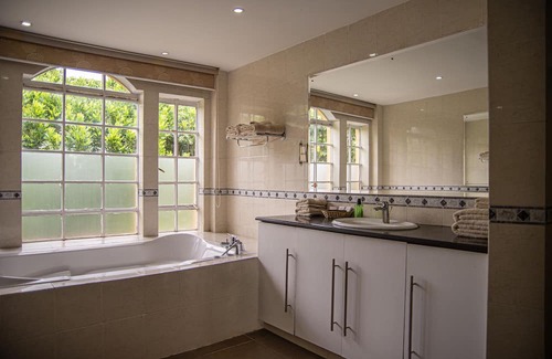Langata Casa | Spacious house with comfortable rooms, a beautiful garden and a large pool.