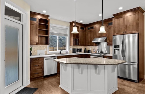 Kamloops Casa | King Bed, Spacious New House w/Private deck, Fast Wifi, FREE Parking