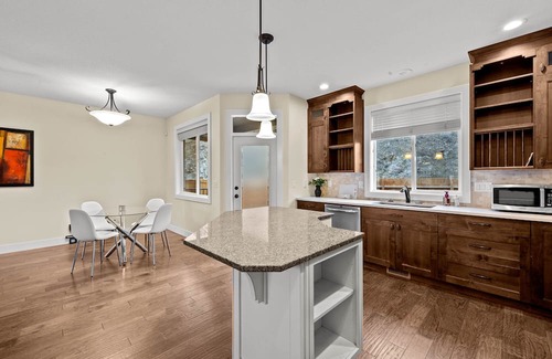 Kamloops Casa | King Bed, Spacious New House w/Private deck, Fast Wifi, FREE Parking