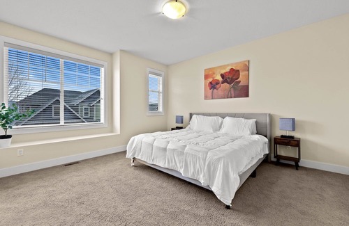 Kamloops Casa | King Bed, Spacious New House w/Private deck, Fast Wifi, FREE Parking