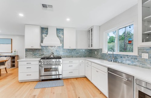 Cleone Casa | Charming house in private location near beach with fireplace & Starlink internet