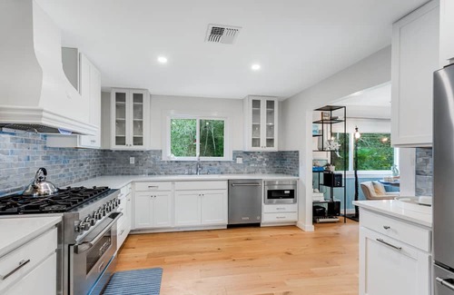 Cleone Casa | Charming house in private location near beach with fireplace & Starlink internet