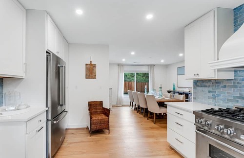 Cleone Casa | Charming house in private location near beach with fireplace & Starlink internet
