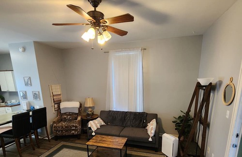 Winterset Apartamento | Cozy apartment in charming small town Winterset, walking distance to square