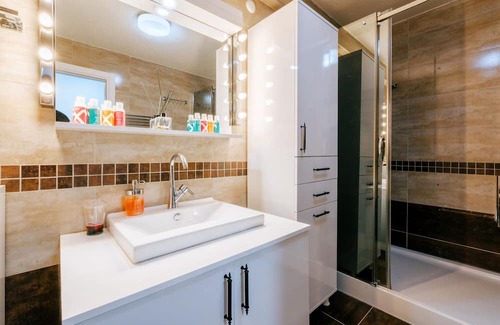 Pendik Apartamento | Bright Flat, 9 Min to IstMarina