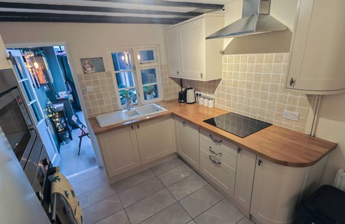 Burnham-on-Crouch Cabaña | The Bay Tree Cottage is a newly refurbished cottage with loads aminities inside