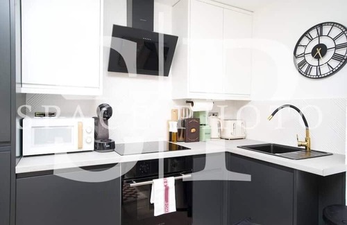Uxbridge South Apartamento | Enchanted Greenery: 3BR w/Lush Garden and Game Room