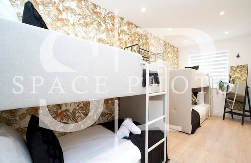 Uxbridge South Apartamento | Enchanted Greenery: 3BR w/Lush Garden and Game Room