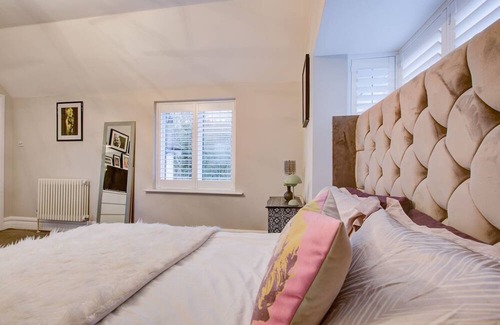 Chingford Casa | Chic 4-BR Home w/ Hot Tub & BBQ in Hornbeam Lane