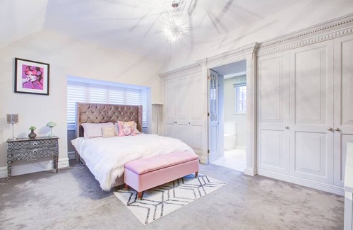 Chingford Casa | Chic 4-BR Home w/ Hot Tub & BBQ in Hornbeam Lane