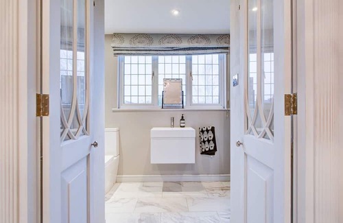 Chingford Casa | Chic 4-BR Home w/ Hot Tub & BBQ in Hornbeam Lane