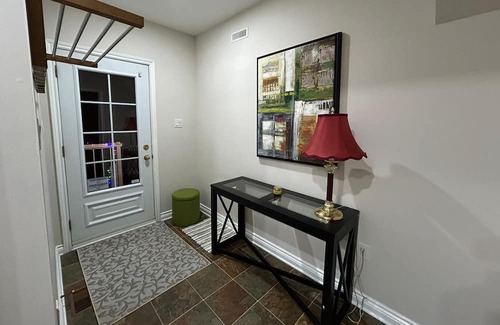 Hawkesbury Apartamento | Convenient 2-level downtown apartment.