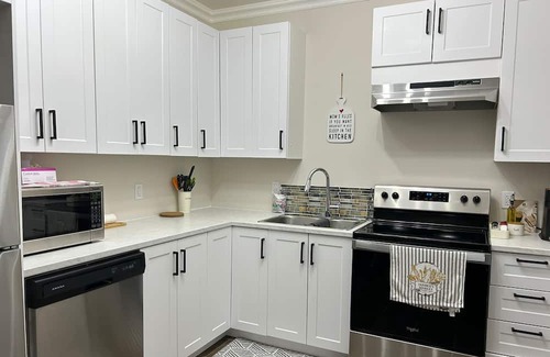 Hawkesbury Apartamento | Convenient 2-level downtown apartment.