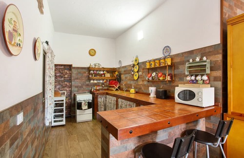 Aguimes Apartamento | Vacation Apartment 'Villa Paulito El Roque' with Mountain View, Private Pool and Wi-Fi