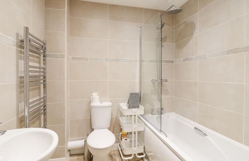 Walton on the Naze Cabaña | 21A SAVILLE ROAD, romantic, with a garden in Walton-On-The-Naze