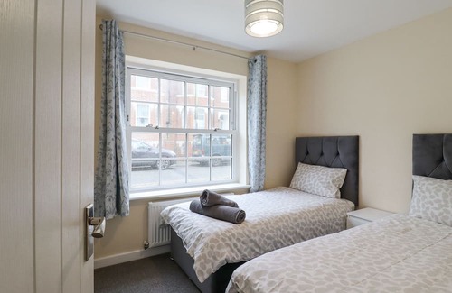 Walton on the Naze Cabaña | 21A SAVILLE ROAD, romantic, with a garden in Walton-On-The-Naze