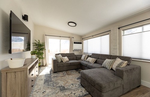 Berkley Casa | Coloradicool!Firepit|Game Room | Pet Friendly | 10 Min DT