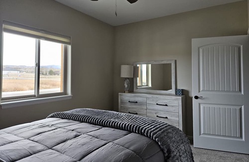 Montrose Casa | New, high-end home with mountain views. 5-10 mins from all amenities.