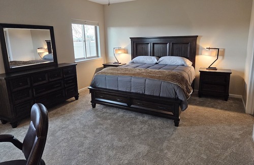 Montrose Casa | New, high-end home with mountain views. 5-10 mins from all amenities.
