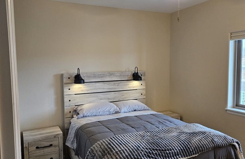 Montrose Casa | New, high-end home with mountain views. 5-10 mins from all amenities.