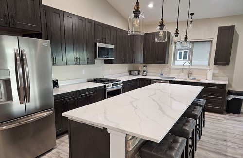 Montrose Casa | New, high-end home with mountain views. 5-10 mins from all amenities.