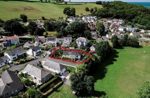 Aberaeron Casa | Beautifully Presented Bungalow in a peaceful location in Aberaeron, beach within easy reach