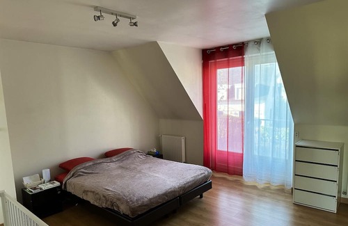 Elancourt Casa | Homerez - Spacious house for 8 ppl. with garden and terrace at Élancourt