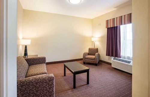 Saint Landry Casa | Relax and Recharge! Enjoy in the Outdoor Pool, Free Breakfast & Parking!