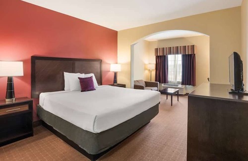 Saint Landry Casa | Relax and Recharge! Enjoy in the Outdoor Pool, Free Breakfast & Parking!