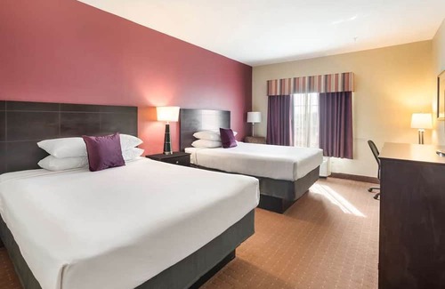 Saint Landry Casa | Excellent Choice! Comes with Free Breakfast & Parking, Outdoor Swimming Pool!
