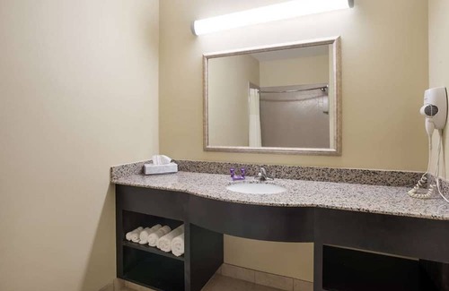 Saint Landry Casa | Excellent Choice! Comes with Free Breakfast & Parking, Outdoor Swimming Pool!