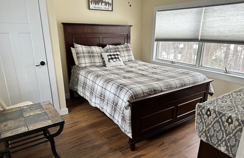 Schroon Lake Cabina | 2 bedroom cabin a mile from the beautiful town of schroon and the lake