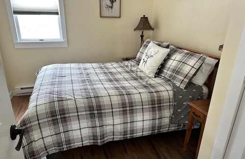 Schroon Lake Cabina | 2 bedroom cabin a mile from the beautiful town of schroon and the lake