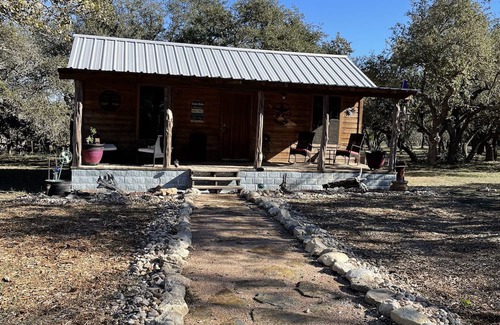 Johnson City Cabina | A “country” cabin setting in the middle of wine vineyards and Texas state parks!