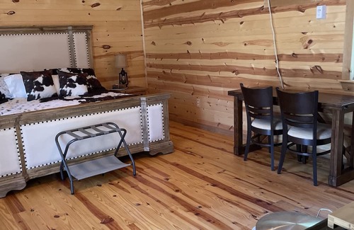 Johnson City Cabina | A “country” cabin setting in the middle of wine vineyards and Texas state parks!
