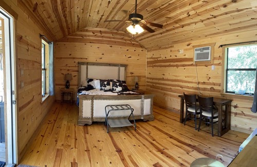 Johnson City Cabina | A “country” cabin setting in the middle of wine vineyards and Texas state parks!