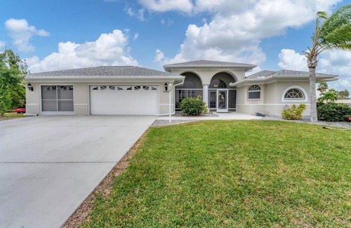 South Gulf Cove Casa | 🥇 Elegant 3bd home on the canal (SGC1072)