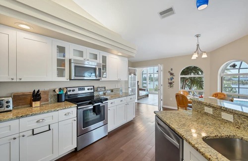 South Gulf Cove Casa | 🥇 Elegant 3bd home on the canal (SGC1072)