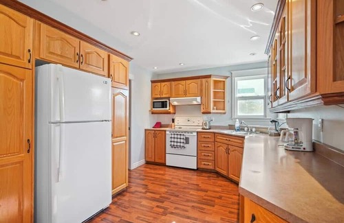 Paradise Casa | Peaceful Paradise -3 BDRM with beautiful Sunroom