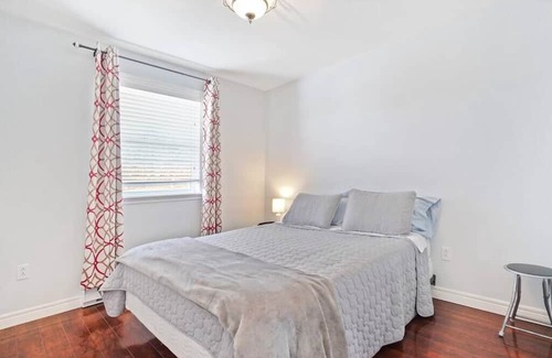 Paradise Casa | Peaceful Paradise -3 BDRM with beautiful Sunroom