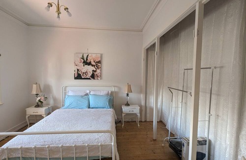 Essendon North Casa | Essendon Dreams. 10 min to Airport, Near shops, food, transport. Pet friendly