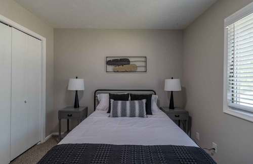 Millard Casa | Spacious 4 bedroom home sleeps 12 - ideal for CWS
