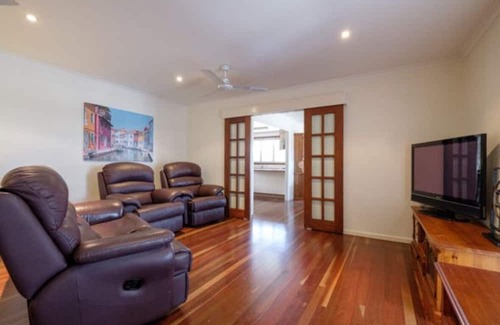Walkervale Casa | Your House at Southside Central, Big home, Pet friendly, close to everything!