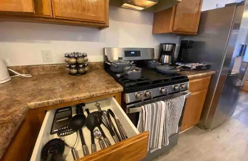 Manteca Casa | Manteca 4BR Home with Cal King beds