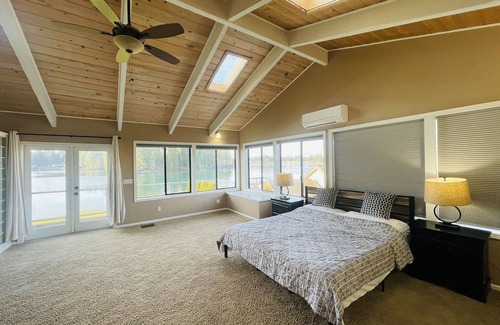 Bonney Lake Casa | Lake Tapps Events House on the Bankers Island with Dock and Boat Launch