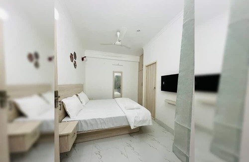 Dehradun Cama Y Desayuno | Located in City Centre, at Vista Express We Make Sure Your Comfort !!