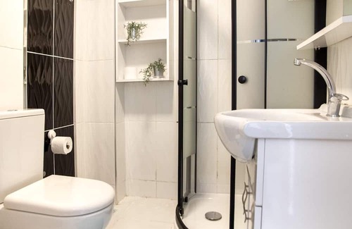 Konak Apartamento | Lovely Flat in Konak with Sea View and Balcony